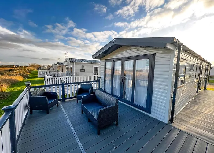 Beautiful 6 Berth Caravan With Decking, Wifi And Field Views Ref 29029Sv