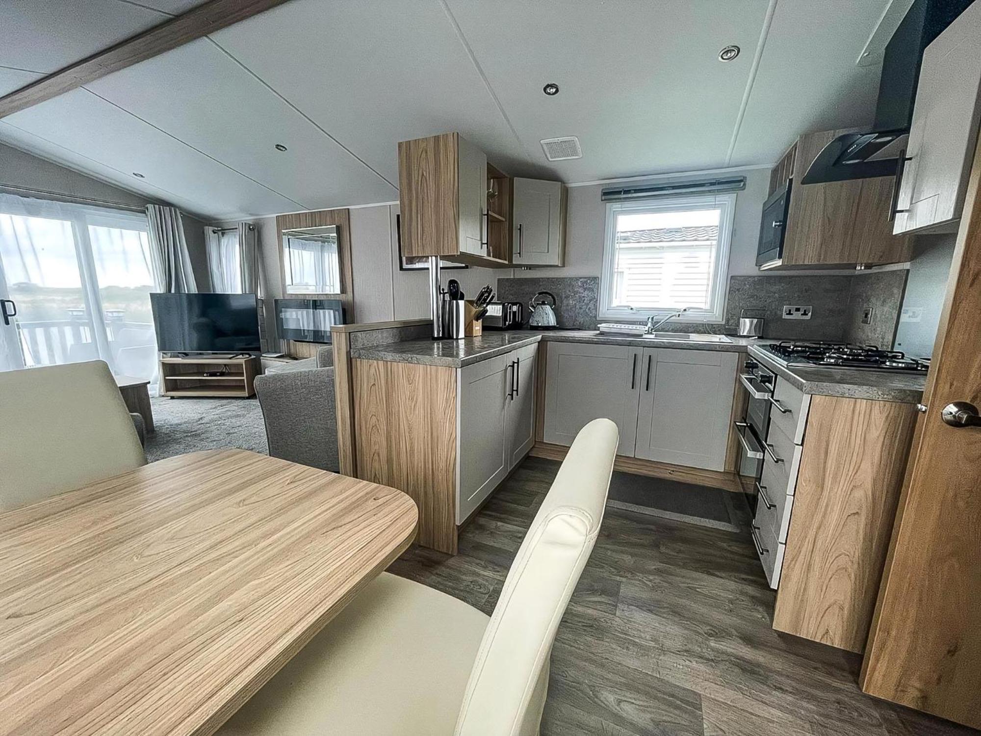 Beautiful 6 Berth Caravan With Decking, Wifi And Field Views Ref 29029sv * Clacton-on-Sea
