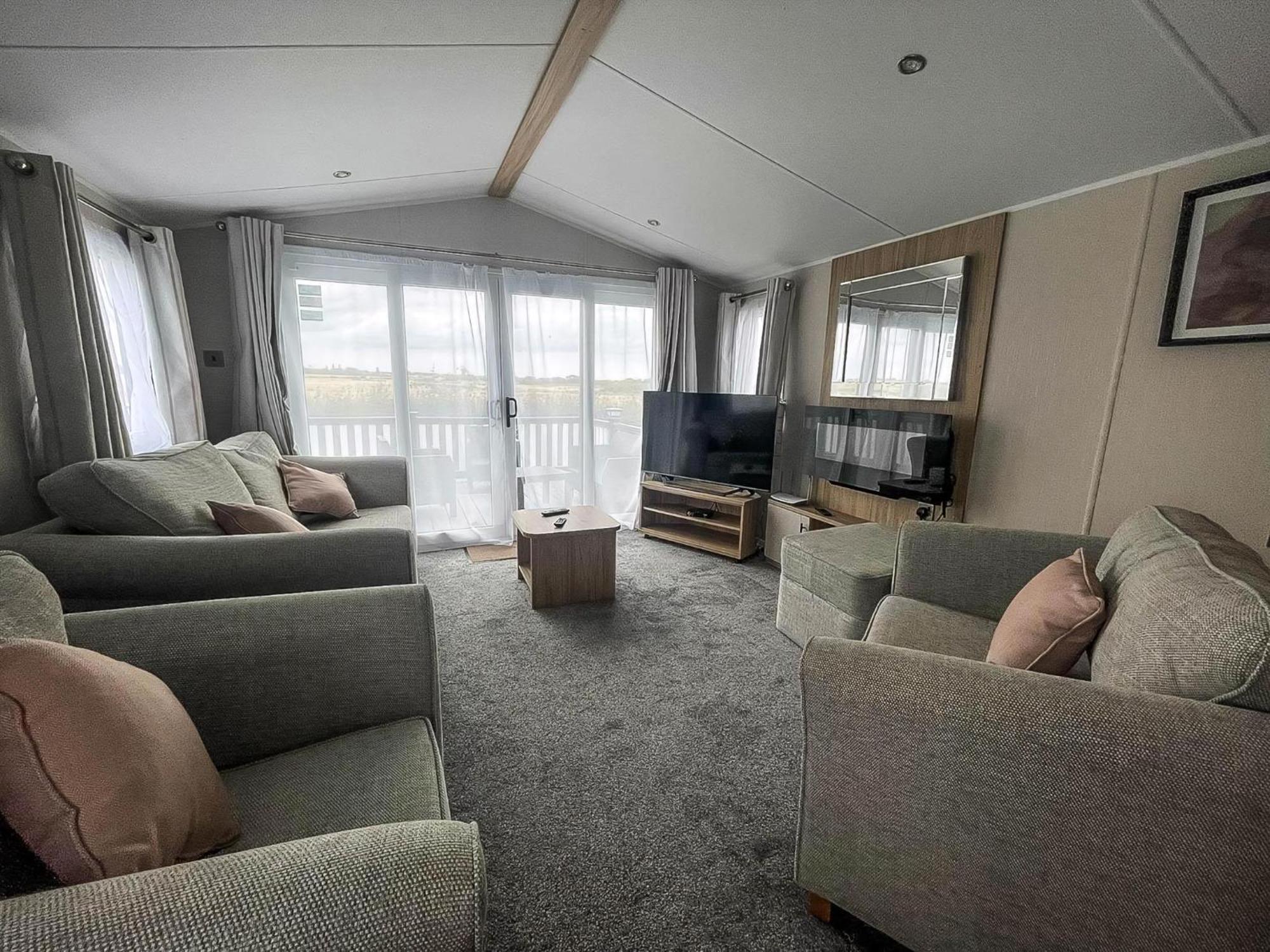 Beautiful 6 Berth Caravan With Decking, Wifi And Field Views Ref 29029sv * Clacton-on-Sea