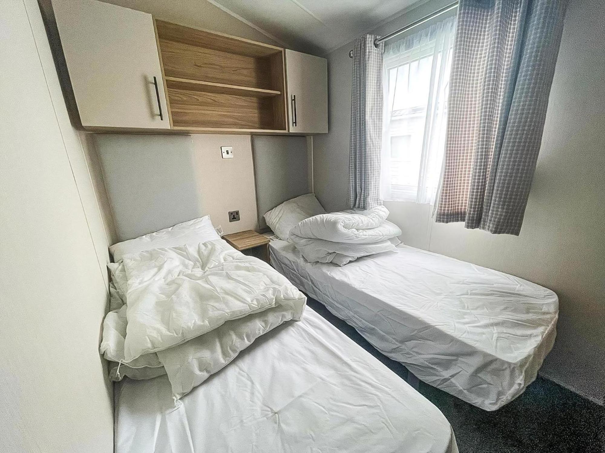 Beautiful 6 Berth Caravan With Decking, Wifi And Field Views Ref 29029sv