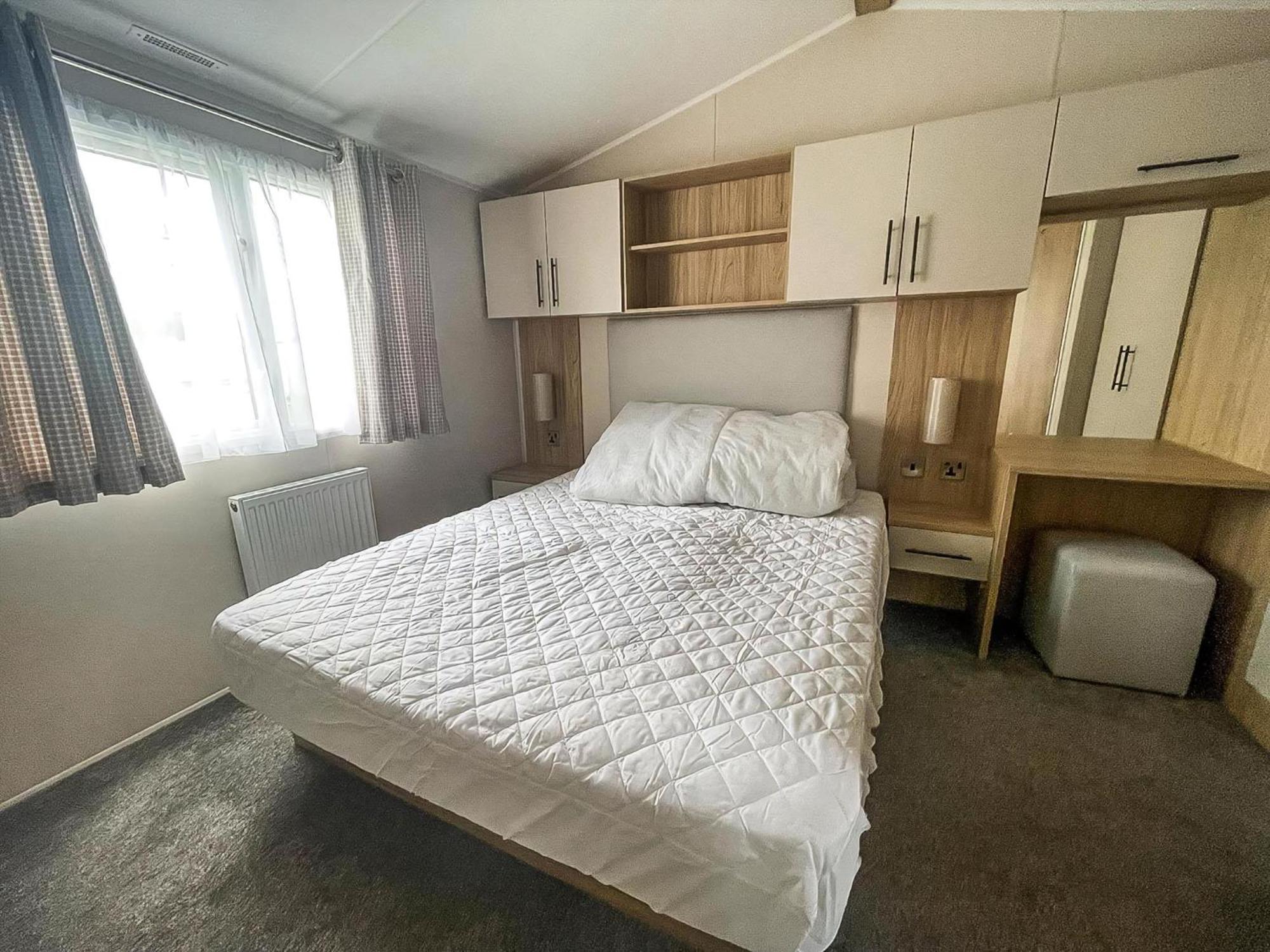 Beautiful 6 Berth Caravan With Decking, Wifi And Field Views Ref 29029sv Campsite *