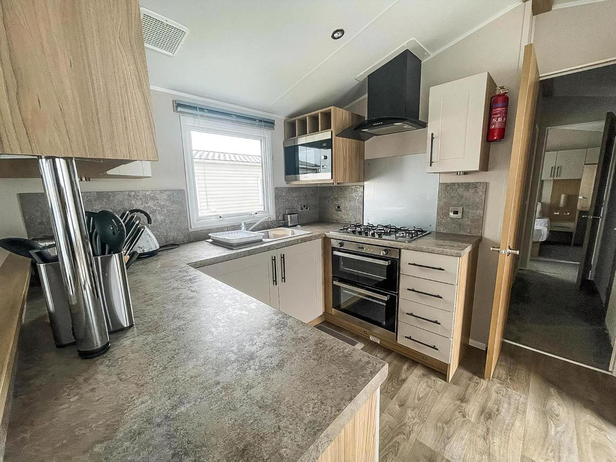 Beautiful 6 Berth Caravan With Decking, Wifi And Field Views Ref 29029sv Campsite Clacton-on-Sea
