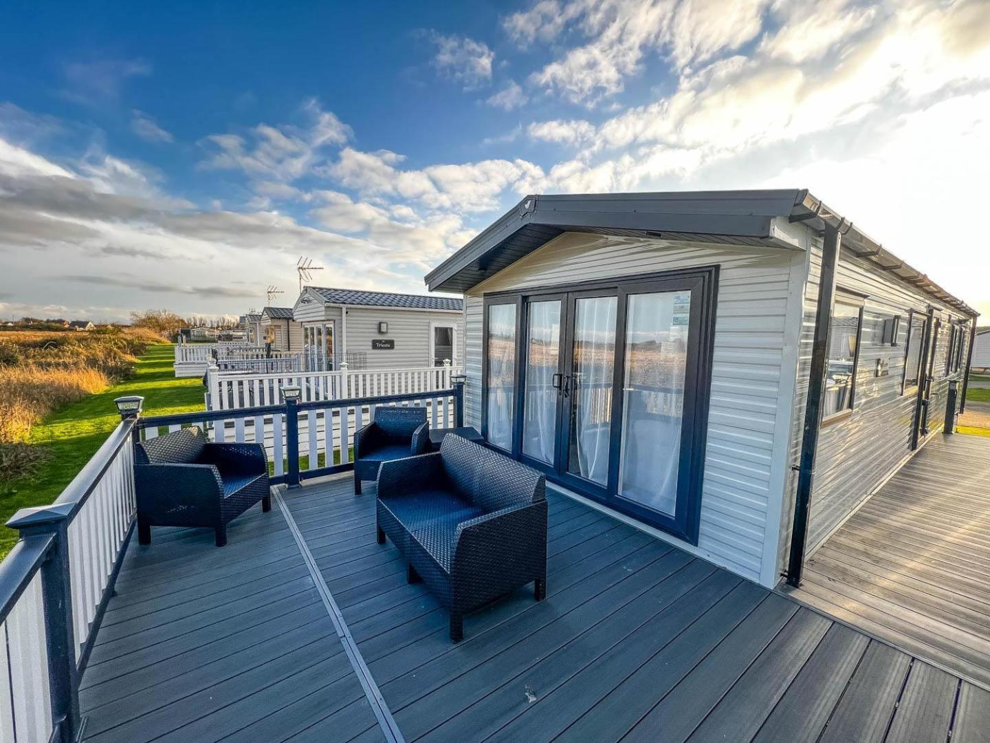 Beautiful 6 Berth Caravan With Decking, Wifi And Field Views Ref 29029sv * Clacton-on-Sea
