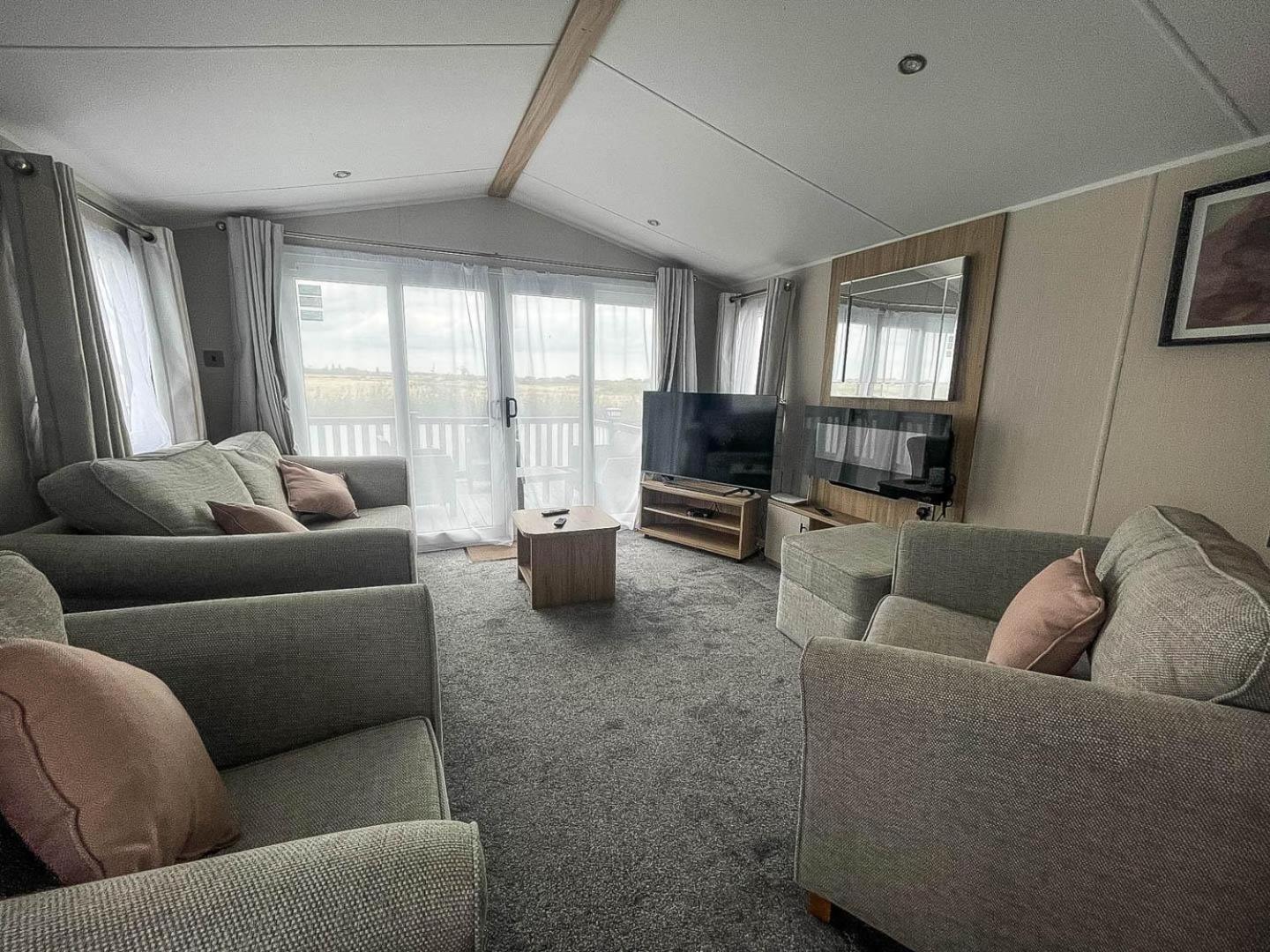 Beautiful 6 Berth Caravan With Decking, Wifi And Field Views Ref 29029sv